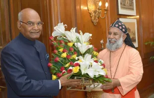 Cardinal Baselios Cleemis presents a bouquet to Indian president Ram Nath Kovind at their Aug. 24, 2017 meeting.   CBCI.