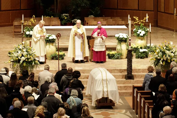 Cardinal Georges funeral vigil 1 at Holy Name Cathedral in Chicago IL on April 21 2015 Credit Chicago Tribune CNA 4 23 15
