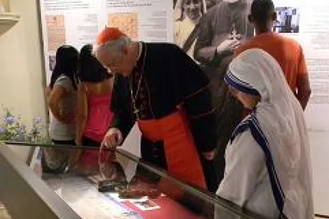 Cardinal Marc Ouellet examines Mother Teresas sandals along with a Missionaries of Charity sister on Thursday afternoon