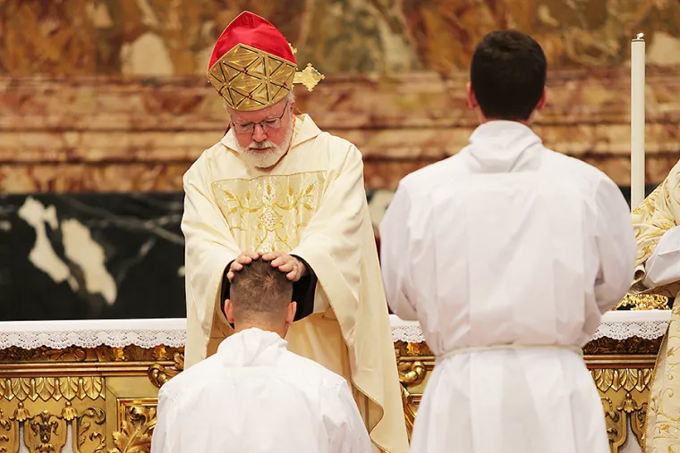 El cardenal Sean O'Malley de Boston ordena diáconos en la Basílica de San Pedro el 29 de septiembre de 2016. Crédito: Daniel Ibáñez / CNA.