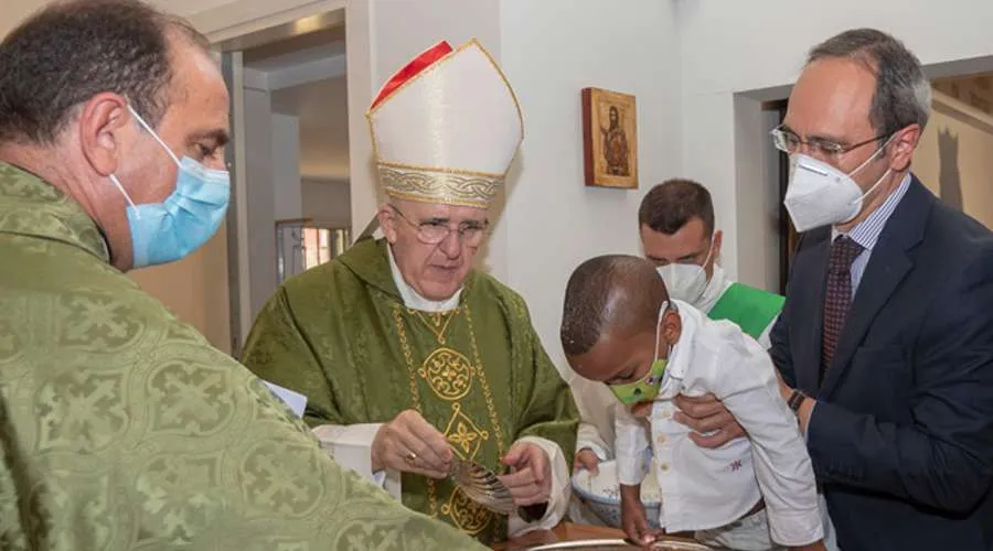 Cardinal Osoro baptizes a child Sept. 27 in Madrid. ?w=200&h=150