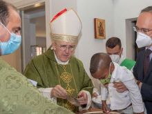 Cardinal Osoro baptizes a child Sept. 27 in Madrid. 