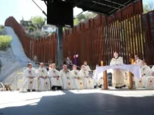 Cardinal Sean O'Malley concelebrates Mass on the US-Mexico border, April 1, 2014. 