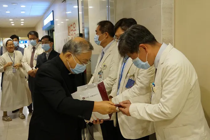 Cardinal Yeom visits with healthcare professionals 900x600
