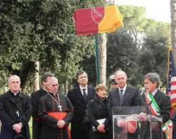Carl Anderson and Rome's mayor Gianni Alemanno at the naming ceremony for the new Largo Cavalieri di Colombo (Knights of Columbus Street) ?w=200&h=150