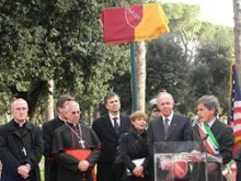 Carl Anderson and Rome's mayor Gianni Alemanno at the naming ceremony for the new Largo Cavalieri di Colombo (Knights of Columbus Street) 