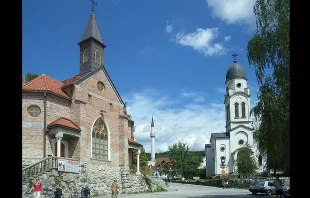A Catholic parish, a mosque, and a Serbian Orthodox parish in Bosanska Krupa, Bosnia and Herzegovina.   Mazbln via Wikimedia Commons (CC BY 3.0).