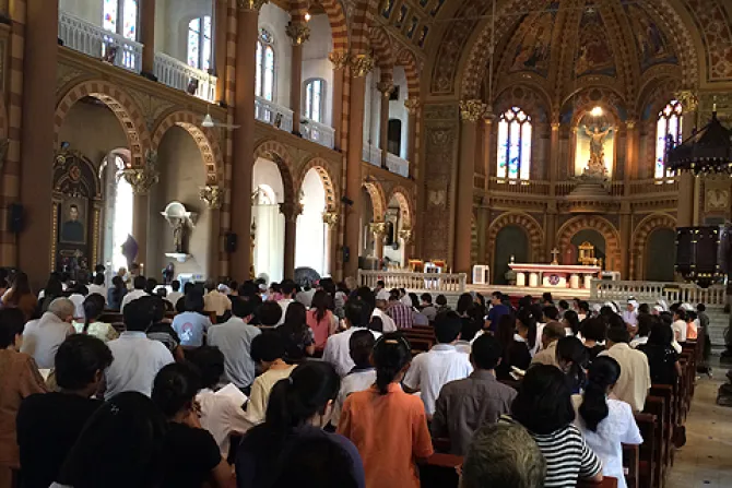Catholics praying for Peace in Thailand at Assumption Cathedral in Bangkok Credit Antonio Anup Gonsalves CNA 2 CNA 4 29 14