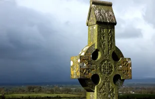 Celtic Cross on the hill at Cashel, Tipperary, Ireland. Tom Haymes (CC BY-NC-SA 2.0).