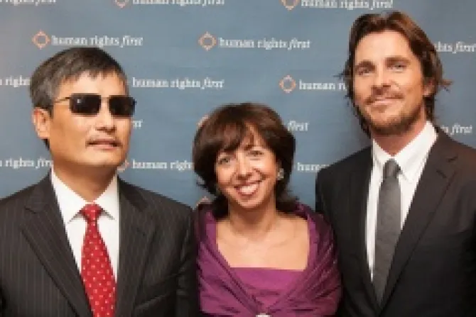Chen Guangcheng Elisa Massimino President and CEO of Human Rights First and Christian Bale at the award dinner Photos by Michael Ian for Human Rights First CNA500x320 10 26 12