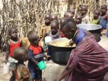 Children in Kenya wait in line for a meal / 