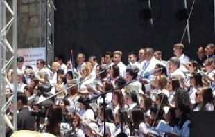 Choir members sing during Pope Francis' Mass in Bethelehms Manger Square on May, 25 2014   Elise Harris/CNA