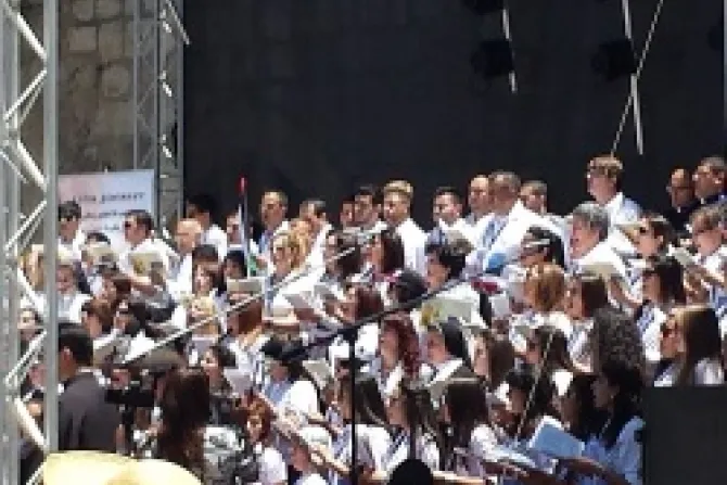 Choir members sing during Pope Francis Mass in Bethelehms Manger Square on May 25 2014 Credit Elise Harris CNA CNA