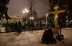 Two women pray at a religious icon outside the Ukrainian parliament on December 12, 2013 in Kiev, Ukraine. ?w=200&h=150