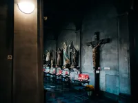 Crucifix and saints statues / 