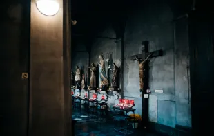 Crucifix and saints statues /   Steven Kamps on Unsplash