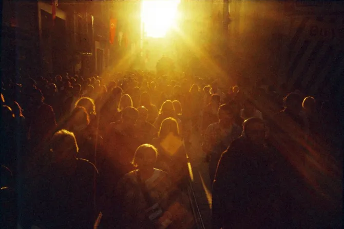 Crowd with sun Credit Kema Keur via Flickr CC BY SA 20 CNAjpg 4 24 15