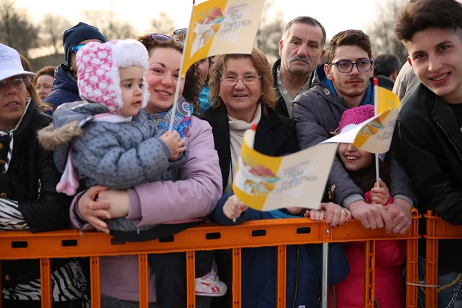 Crowds from the districts population in Scampia Naples before encounter with Pope Francis 2 March 21 2015 Credit Daniel Ibanez CNA 3 21 15