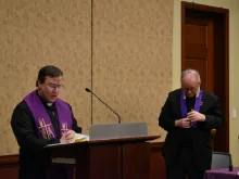 Fr Bill Carloni (left) and Fr. Pat Conroy, SJ, at the distribution of ashes on Capitol Hill, 2019. 