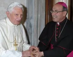 Archbishop Velasio De Paolis meets with Pope Benedict.?w=200&h=150
