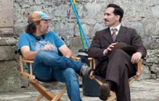 Director Dean Wright speaks to actor Nestor Carbonell on set. Courtesy of Pistache Media / Newland Films 