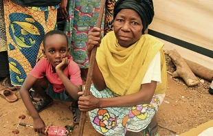 Displaced persons in the Central African Republic received aid from CRS in May 2014.   Kim Pozniak/Catholic Relief Services.