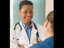 A doctor visits with her patient. 