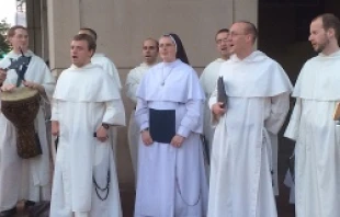 Dominican brothers and sisters sing, evangelize, and hand out rosaries in downtown Washington, D.C., May 17, 2014.   Addie Mena/CNA.