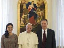 Greg Burke and Paloma Garcia Ovejero, the newly-appointed director and vice-director of the Holy See press office, with Pope Francis, July 11, 2016. 