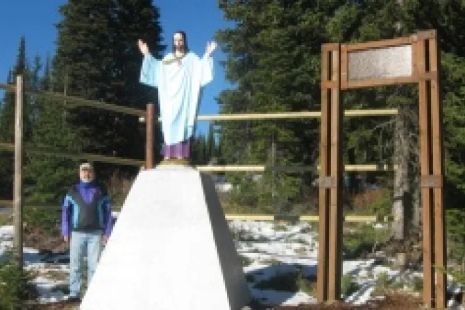 Dr Raymond Leopold with the Montana Jesus Statue Credit Becket Fund CNA500x315 US Catholic News 5 30 12
