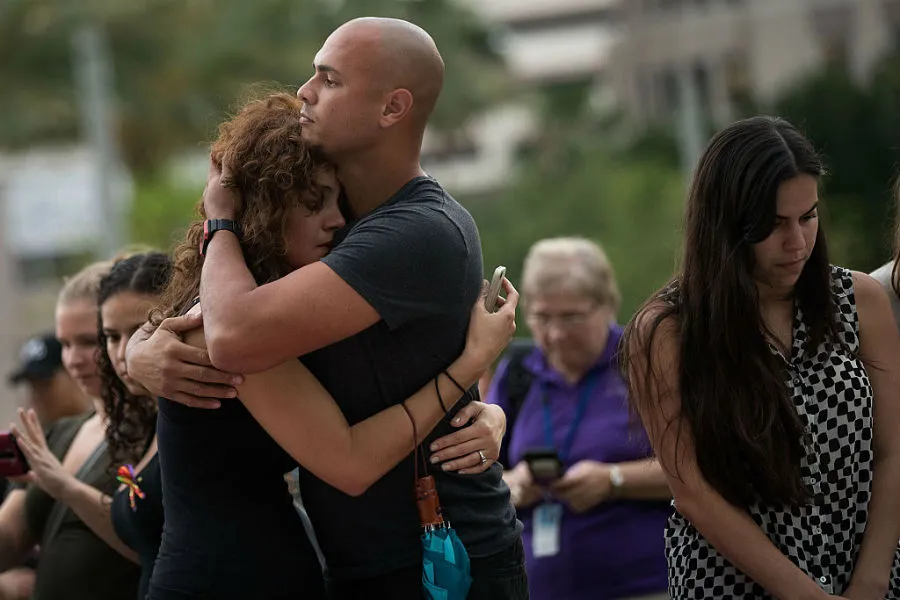 Mourners at a memorial for the victims of the Orlando shooting. ?w=200&h=150