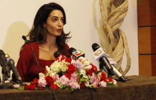 Amal Clooney at a 2015 press conference.   Dying Regime via Flickr CC BY 2.0.