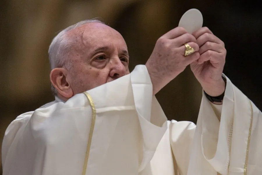 Pope celebrates Mass in St. Peter's on Holy Thursday. ?w=200&h=150