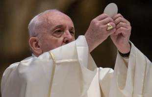 Pope celebrates Mass in St. Peter's on Holy Thursday.   EWTN-CNA Photo/Daniel Ibáñez/Vatican Pool.