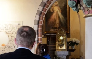 Pilgrims venerate the Host at St. Hyacinth in Legnica, Poland. EWTN Polska