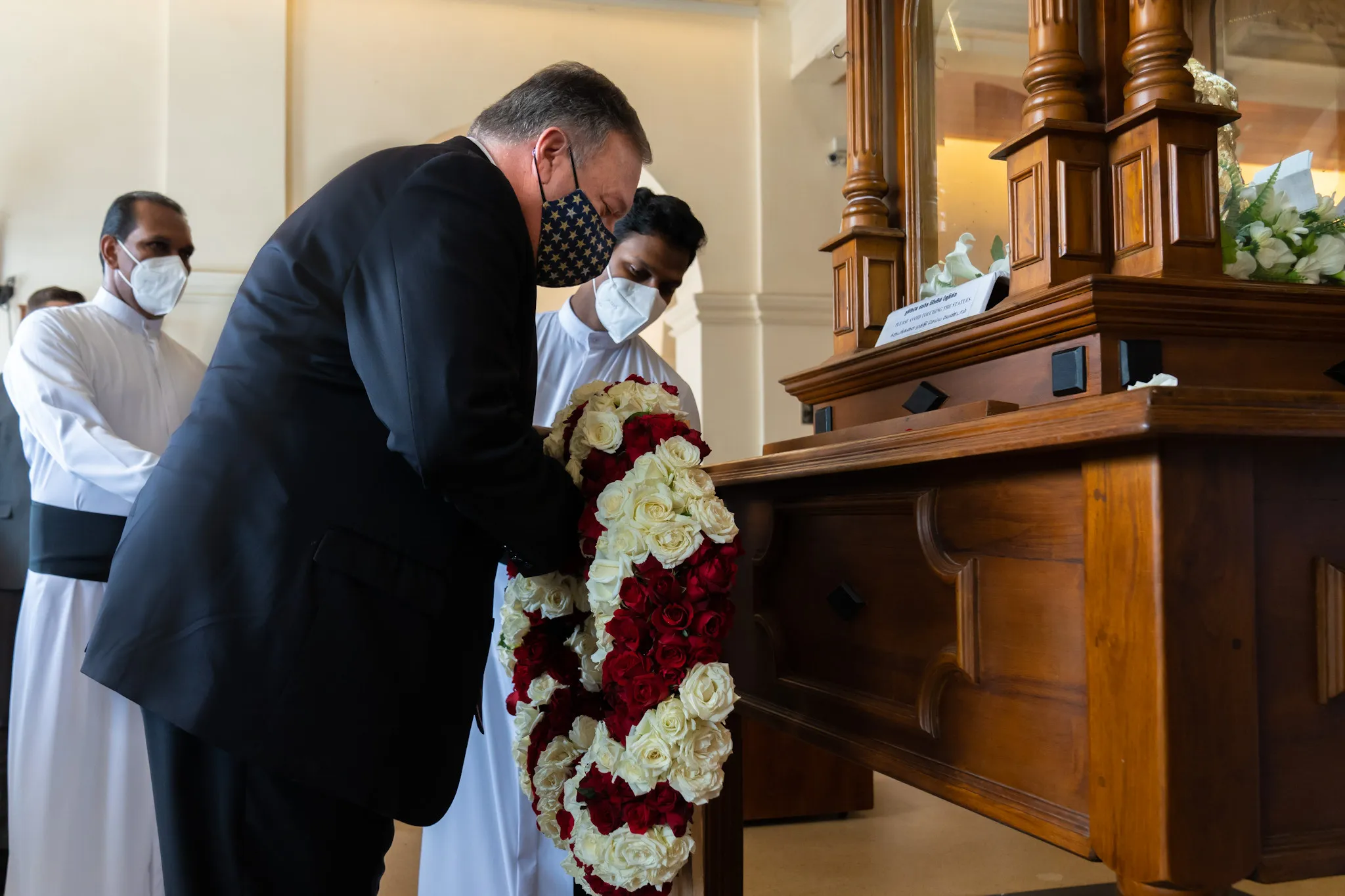 US Secretary of State Mike Pompeo lays a wreath at St. Anthony's Shrine, Kochchikade, in Colombo, Oct. 28, 2020. ?w=200&h=150