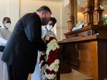 US Secretary of State Mike Pompeo lays a wreath at St. Anthony's Shrine, Kochchikade, in Colombo, Oct. 28, 2020. 