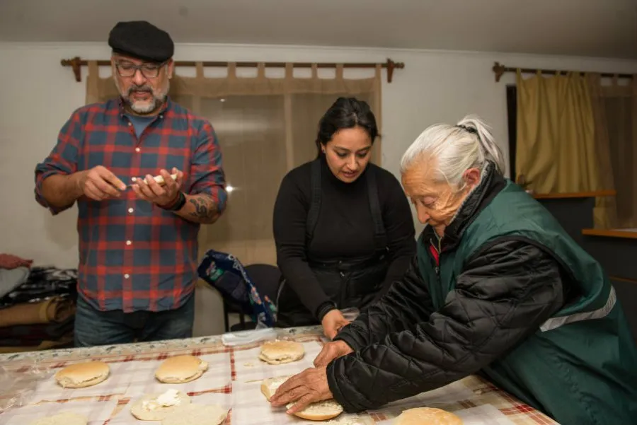 Elena Donaire (R) prepares food for the homeless in Santiago. ?w=200&h=150