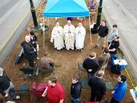 Fr. Jim Wehner and seminarians from Notre Dame Seminary in New Orleans celebrate Mass along the route of the Endymion parade. (Courtesy of Notre Dame Seminary)