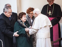 Enrichetta Vitali greets Pope Benedict XVI. 