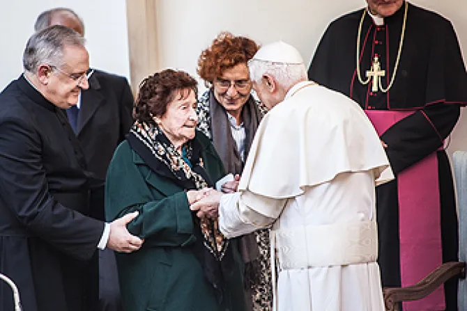 Enrichetta Vitali greets Pope Benedict XVI Credit Comunit di SantEgidio CNA World Catholic News 11 12 12