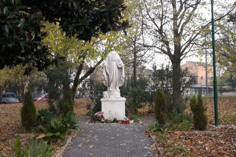 The decapitated statue of the Virgin Mary in the municipality of Marghera, Italy. ?w=200&h=150