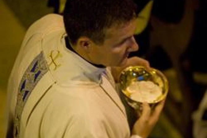 Eucharist communion mass Credit Mazur CNA US Catholic News 9 27 11