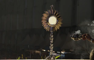 Eucharistic Adoration.   Elisa Pires via JMJ Rio 2013/Flickr (CC BY-NC-SA 2.0).