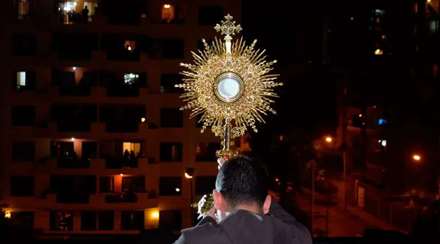 Exposition of the Blessed Sacrament March 21 on the rooftop of St. Anthony of Padua parish, Lima. ?w=200&h=150