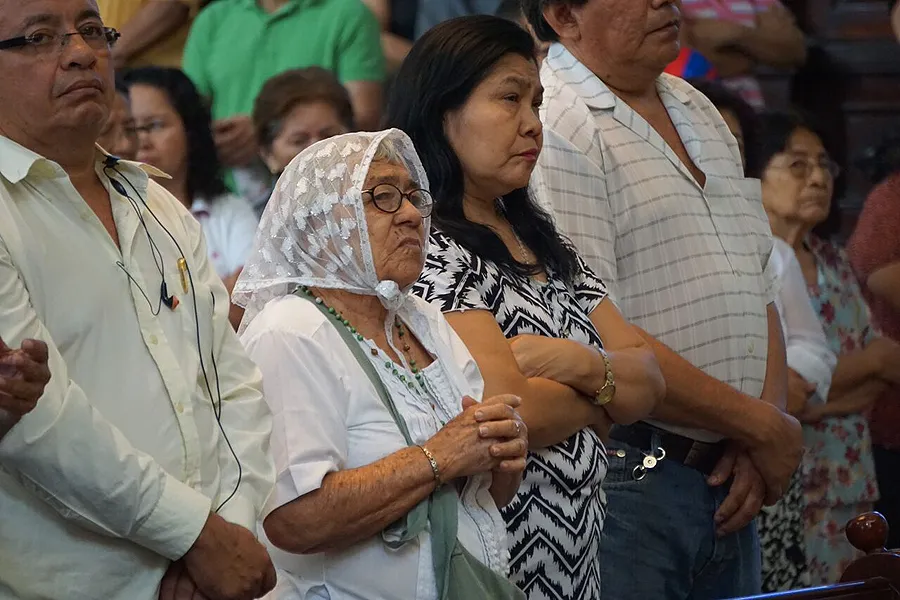 Salvadorans attending Mass in San Salvador. ?w=200&h=150