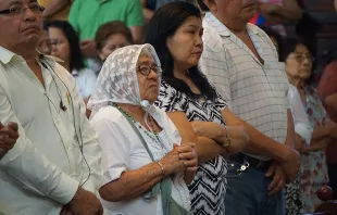 Salvadorans attending Mass in San Salvador.   David Ramos/CNA.