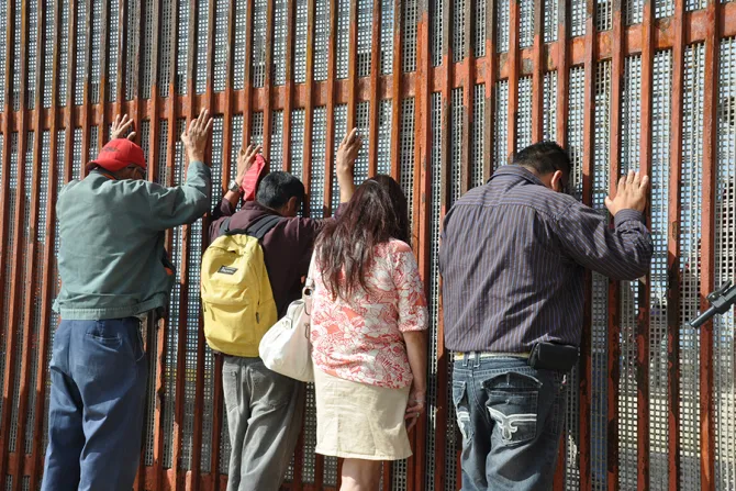 Families at US Mexican border Credit BBC World Service via Flickr CC BY NC 20 CNA