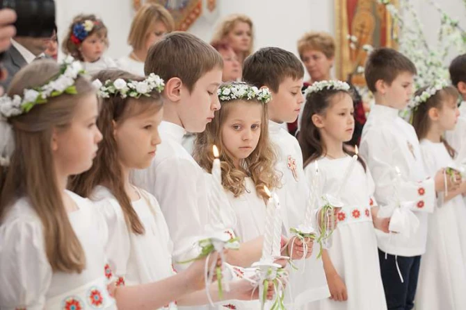 First Communion Credit Alicia Chelini via wwwshutterstockcom CNA 1