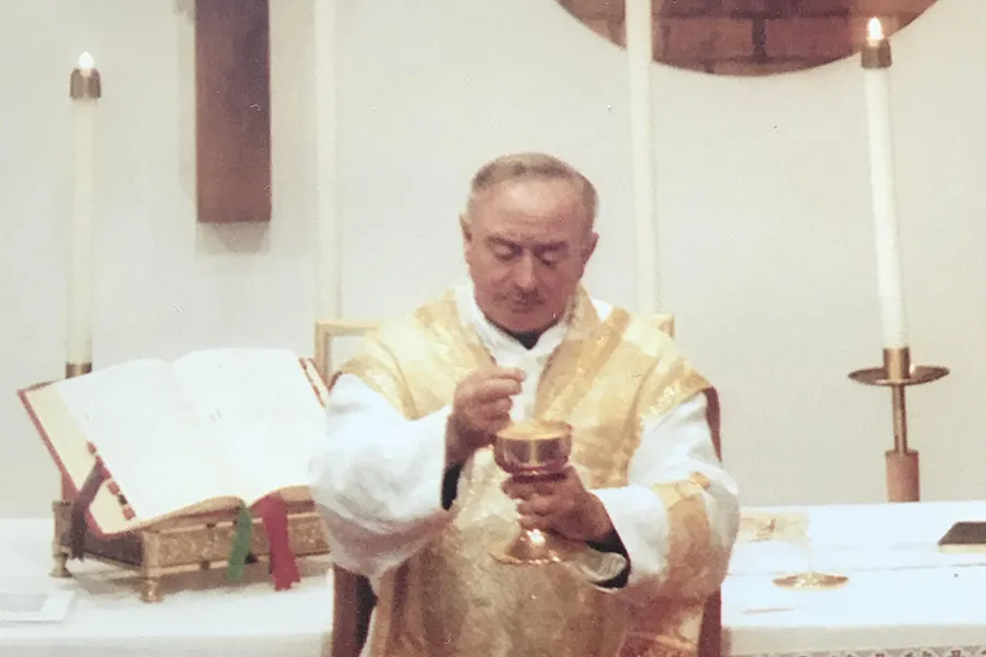 Fr. Alfred Kunz celebrates Mass. Courtesy of the Journal Sentinel.?w=200&h=150
